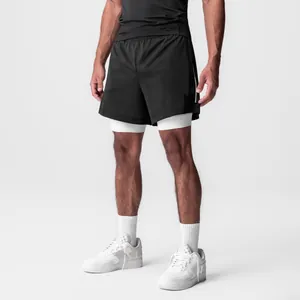 Primer plano de pantalones cortos deportivos de doble capa para hombre con malla negra