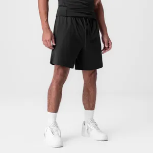 Vollkörperaufnahme von schwarzen Mesh-Sportshorts am männlichen Modell mit weißen Sneakern