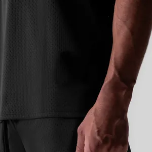 Détail en gros plan du tissu en maille respirante noire du débardeur de sport homme