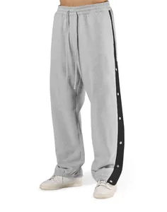 Vista laterale dei pantaloni da basket in pile da uomo con bottoni a pressione e striscia