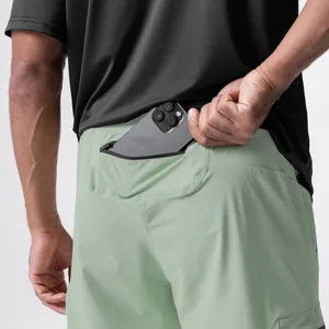 Detaillierte Rückansicht einer grünen Sporthose mit funktionaler Reißverschlusstasche