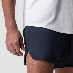 Detalle de pantalones cortos deportivos azul marino para hombre con malla transpirable.