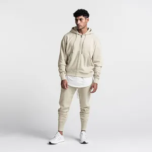 Professionelle Studioansicht von schmal geschnittenen beigen Herren-Jogginghosen-Set