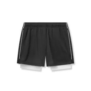 Pantalones cortos deportivos de malla doble capa para hombre en negro con forro blanco