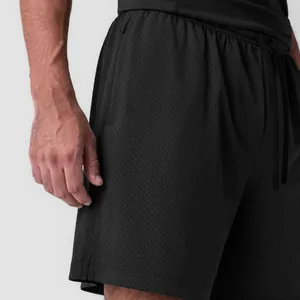 Nahaufnahme des schwarzen, schnell trocknenden Mesh-Gewebes für Herren-Basketball-Sportshorts