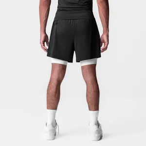 Vista trasera de pantalones cortos deportivos de doble capa para hombre en tejido de malla