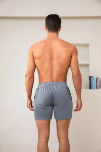 Achteraanzicht grijze heren sportshort met elastische tailleband en ademende mesh stof