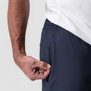 Vista detallada de pantalones cortos de running azul marino con bolsillo de cremallera