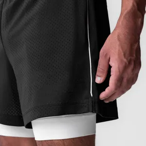 Detalle de shorts deportivos de doble capa para hombre con malla negra y forro