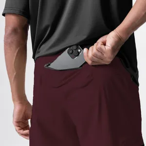 Nahaufnahme der hinteren Reißverschlusstasche einer schnelltrocknenden Herren-Cargohose