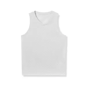 Détail du tissu en maille blanche respirante sur un débardeur de sport pour hommes
