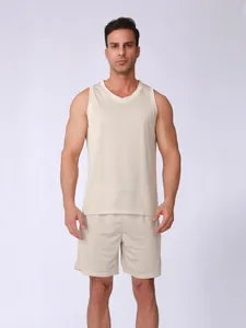 Détail d'un ensemble de sport en maille crème pour homme avec débardeur et short