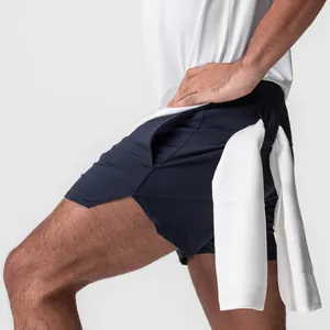 Primer plano de pantalones cortos deportivos con un práctico lazo para la toalla
