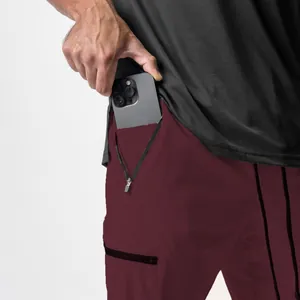 Nahaufnahme einer schnelltrocknenden kastanienbraunen Cargo-Hose für Herren mit Reißverschluss
