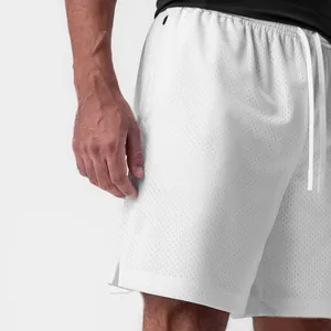 Detaillierte Nahaufnahme des weißen, atmungsaktiven Mesh-Gewebes für Sportshorts