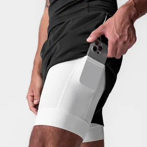 Detalle de pantalones cortos deportivos de doble capa para hombre con bolsillo oculto