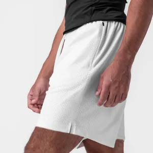 Nahaufnahme einer weißen, atmungsaktiven Mesh-Sporthose mit funktioneller Seitentasche