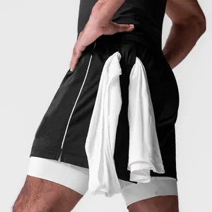 Detalle de los pantalones cortos deportivos de doble capa para hombre con lazo para toalla.