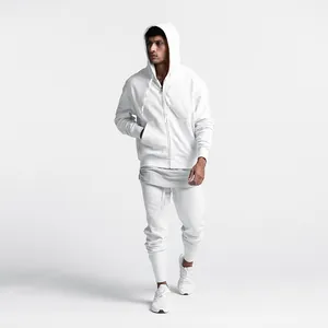 Ganzkörperansicht des weißen schmal geschnittenen Jogging-Sets für Herren mit Kapuzenjacke.