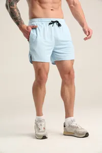 Detailansicht der hellblauen schnelltrocknenden Sporthose für Herren mit Mesh