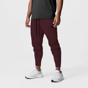 Detailansicht der weinroten Cargo-Jogginghose für Herren mit Reißverschlusstasche.