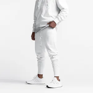 Seitenansicht der weißen, schmal geschnittenen Jogginghose für Herren.