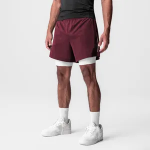 Detalle de los pantalones cortos deportivos de doble capa para hombre en granate y blanco