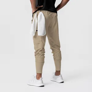 Rückansicht von Herren Khaki-Cargohosen mit funktioneller Handtuchschlaufe
