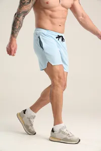 Nahaufnahme von schnelltrocknenden Mesh-Sportshorts für Herren mit Reißverschlusstasche.