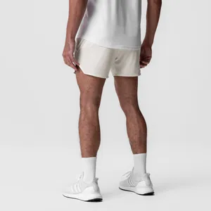 Detalle de la parte trasera de los pantalones cortos deportivos transpirables para hombre