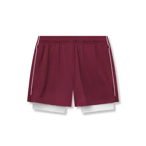 Detalle de pantalones cortos deportivos de malla de doble capa granate con bolsillos con cremallera.