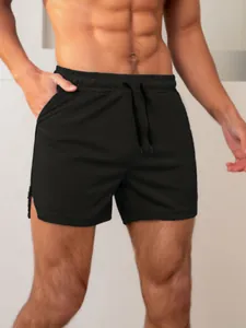 Zwarte heren hardloopshorts, sneldrogend met elastische taille en trekkoord voor gym.