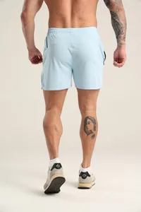 Rückansicht der hellblauen, schnelltrocknenden Herren-Sportshorts aus Mesh-Gewebe