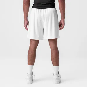 Detaillierte Rückansicht der weißen Mesh-Basketballshorts für Herren zum Sport