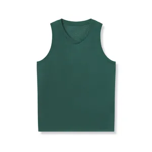 Vue détaillée du tissu en maille respirante de ce débardeur de sport vert foncé