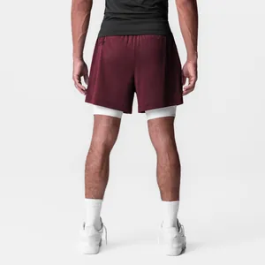 Vista trasera de pantalones cortos deportivos de doble capa burdeos para hombre