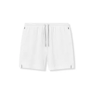 Detail weißer schnelltrocknender Mesh-Sportshorts mit Kordelzug und Reißverschlusstaschen