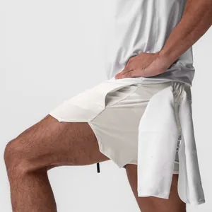 Detalle de pantalones cortos deportivos blancos para hombre con práctico lazo para toalla.