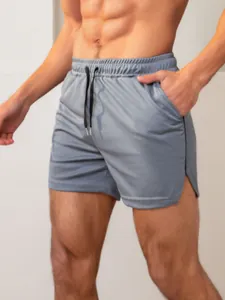 Grijze sneldrogende sport mesh shorts voor heren voor hardlopen en sportschool.