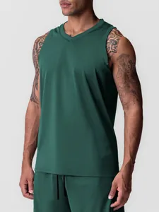Gros plan sur le débardeur de sport respirant à col en V vert foncé pour hommes