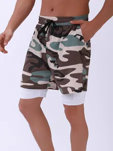 Detalle lateral de pantalones cortos 2 en 1 camuflaje con diseño doble capa y cintura elástica