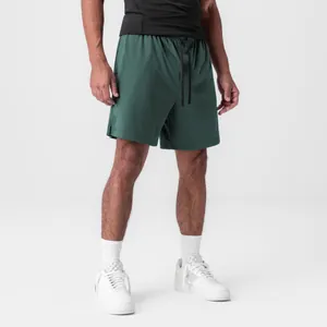 Nahaufnahme einer dunkelgrünen Sportshorts für Herren mit verstellbarem Kordelzug.