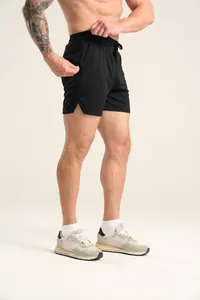 Detailansicht der schwarzen Herren-Sporthose mit sicherer Seitentasche mit Reißverschluss.