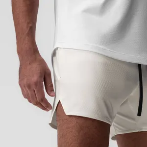 Primer plano de pantalones cortos deportivos blancos de secado rápido con abertura