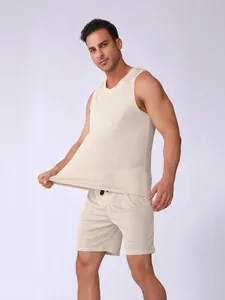 Détail de la texture en maille respirante et de l'élasticité de l'ensemble de sport homme.