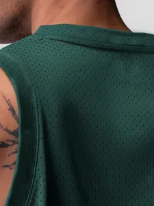 Gros plan du tissu en maille vert foncé d'un débardeur de basket respirant pour hommes.