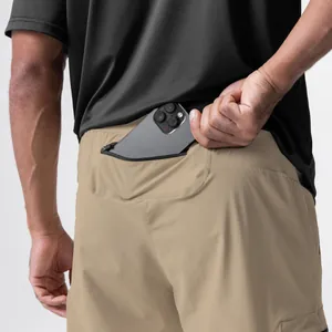 Herren Outdoor Schnelltrocknende Hose mit sicherer Reißverschlusstasche für Smartphones.