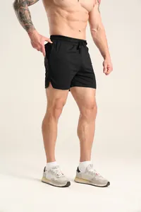 Detailansicht der schwarzen Herren-Sportshorts mit sicherer Reißverschlusstasche für Handy