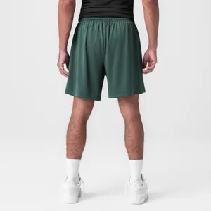 Detailansicht der Rückseite grüner atmungsaktiver Mesh-Basketball-Shorts für Herren