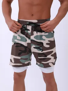 Detalle de los pantalones cortos de deporte camuflaje 2 en 1 con capa interior blanca